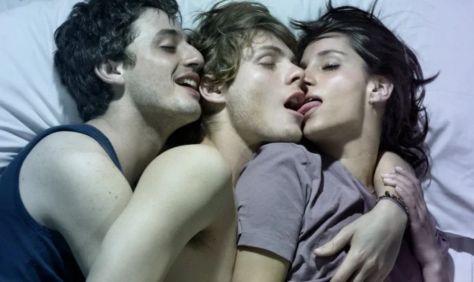 Récit érotique d'un couple qui s'essaye au plan à 3 HHF avec un mari bisexuel